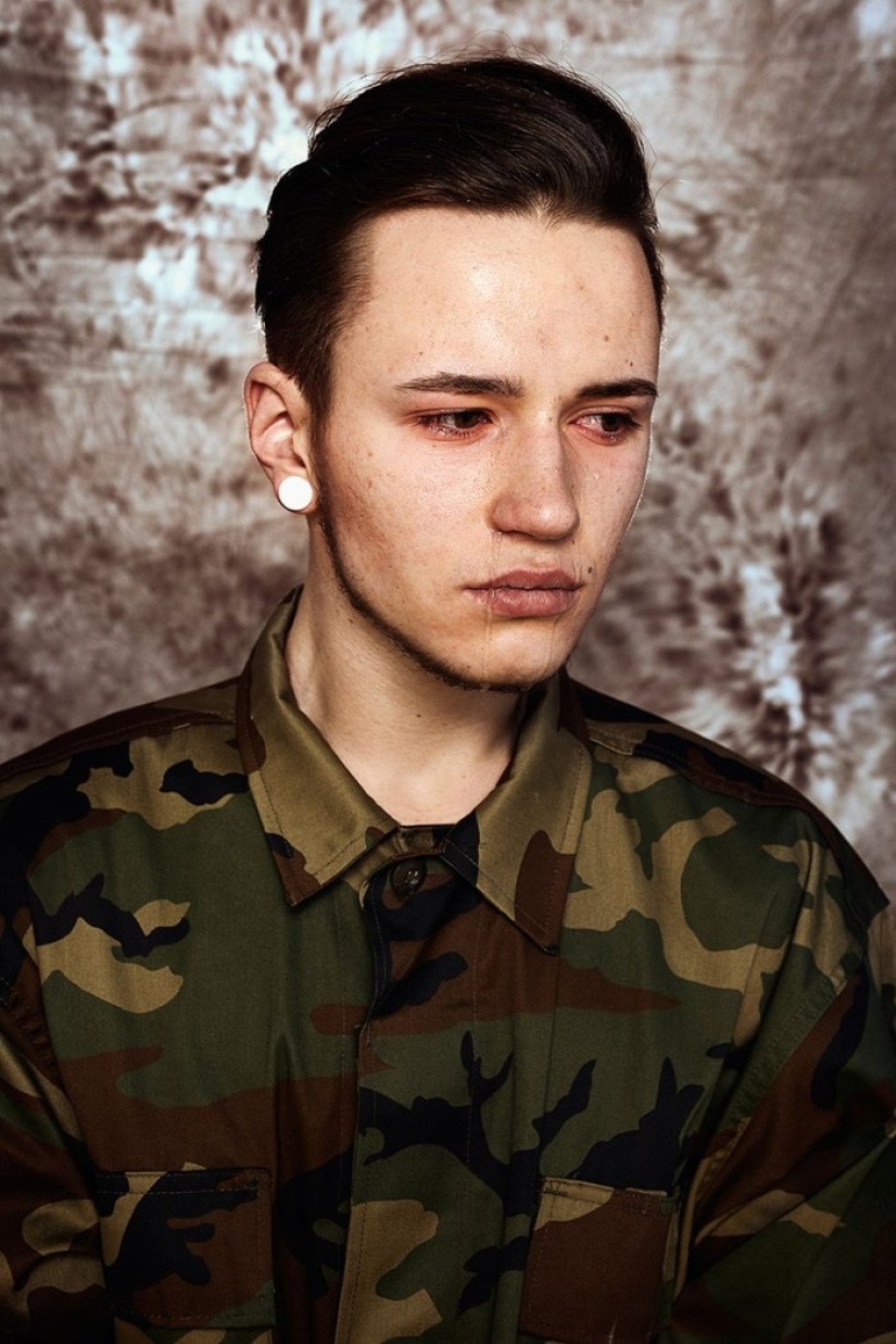 Retratos de muchachos lituanos reaccionando a la reanudación del servicio militar obligatorio