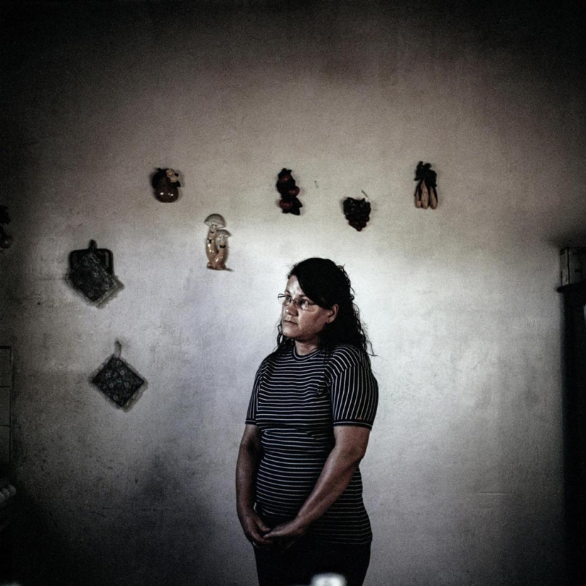 Retratos de venezolanos cuyos hijos fueron asesinados por balas de pandillas