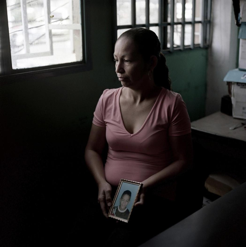 Retratos de venezolanos cuyos hijos fueron asesinados por balas de pandillas
