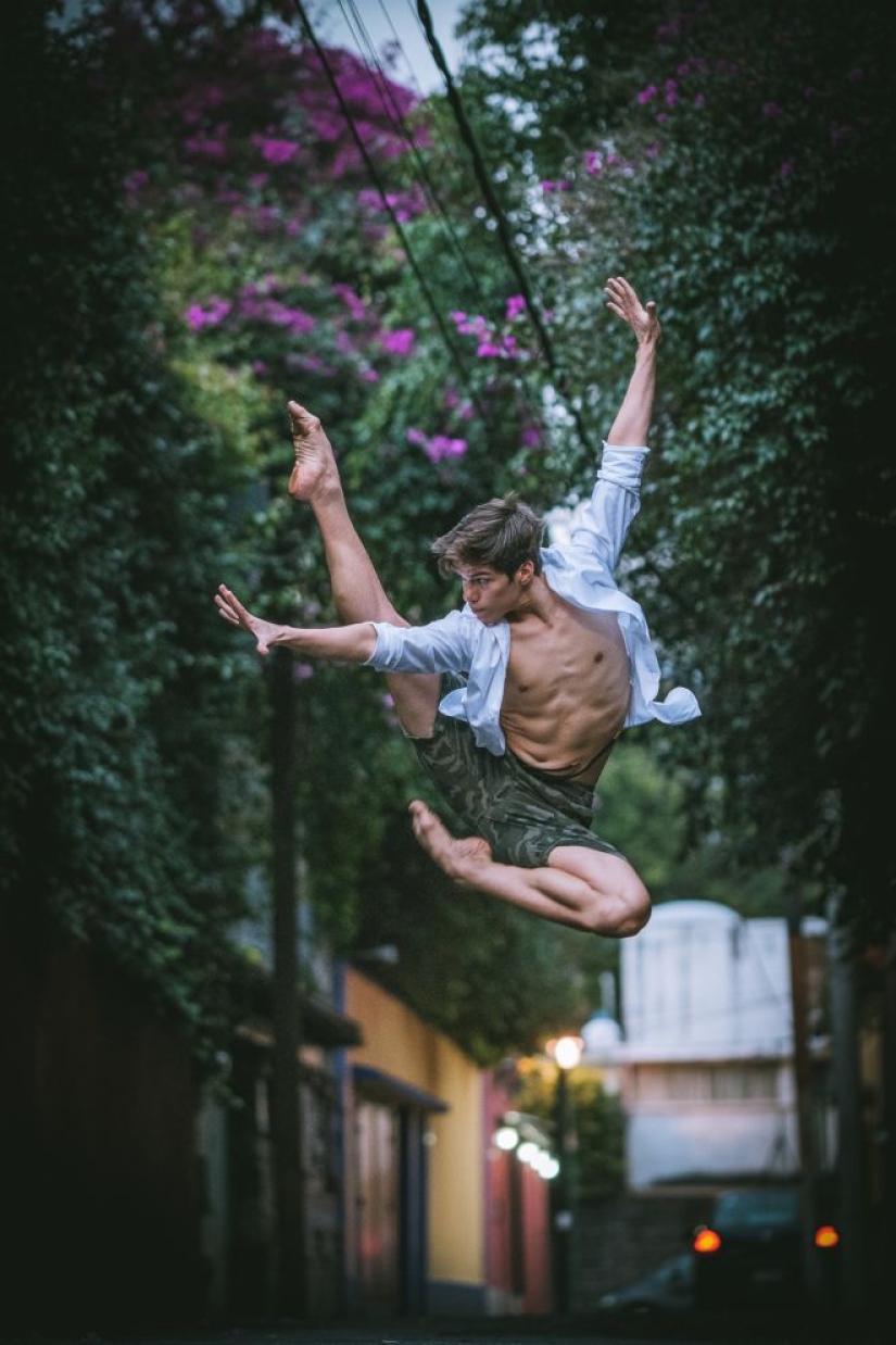 Retratos sensuales de bailarines en las concurridas calles de la antigua Ciudad de México