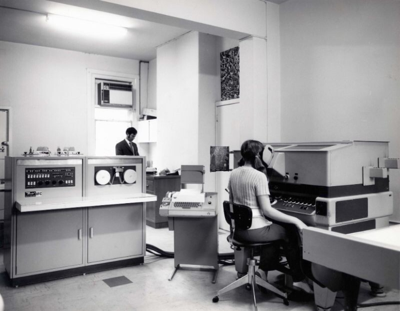 Retro photos of interiors and appliances in offices of the 70s and 80s