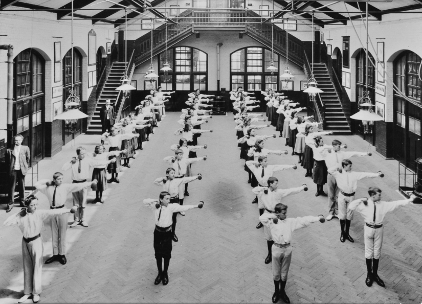 "Retrophizra" : cómo se llevaron a cabo las clases de educación física en 1895-1937