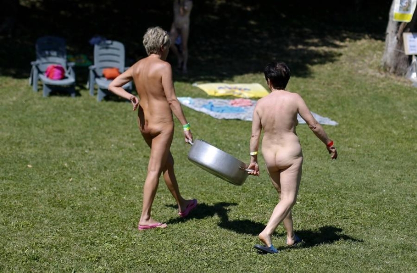 Reunión nudista en Italia