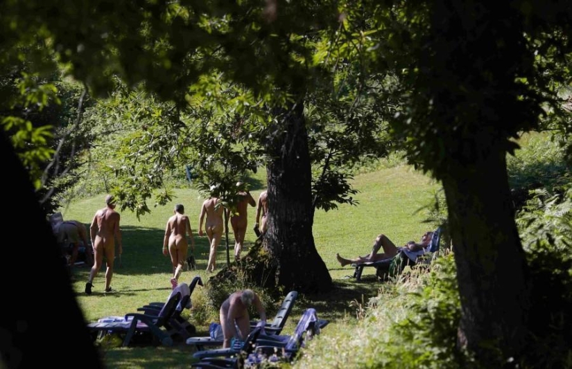 Reunión nudista en Italia