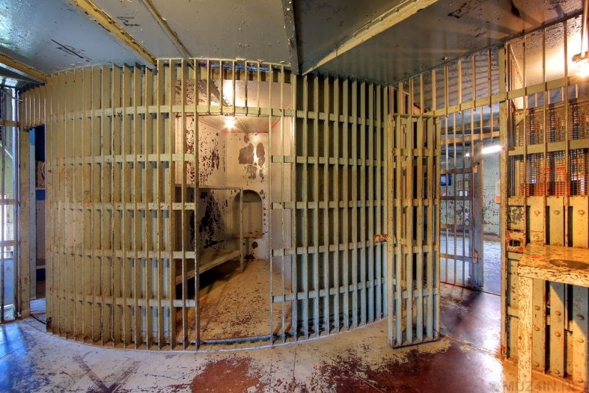 Revolving prisons are a hellish invention of the 19th century that has survived to the present day