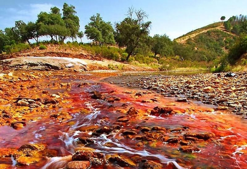 Тяжелые металлы загрязняющие почвы. Рио тинто Испания. Река Рио-тинто (красная река). Красная река Рио тинто. Рио-тинто, Испания озеро.