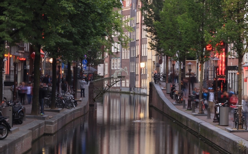 Robots 3D print a bridge over an Amsterdam canal