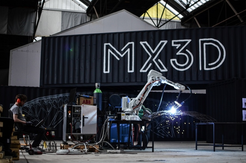 Robots 3D print a bridge over an Amsterdam canal