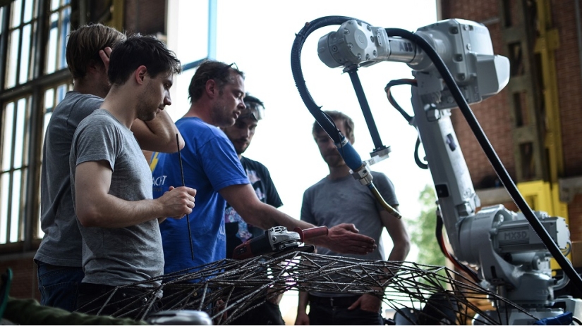 Robots 3D print a bridge over an Amsterdam canal