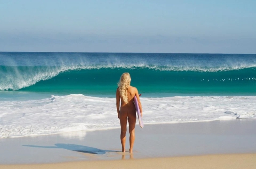 Running on waves: naked surfer from Australia conquers the ocean