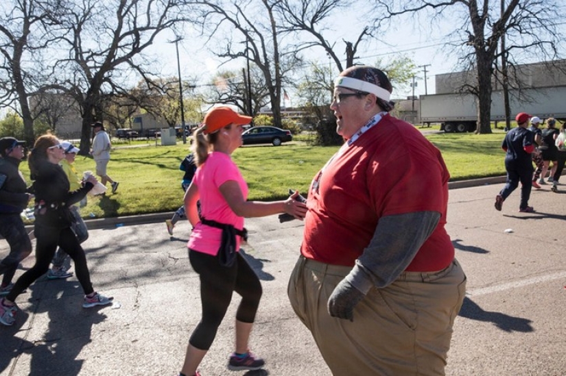 Running without stopping: a guy weighing 250 kg inspires people with his example