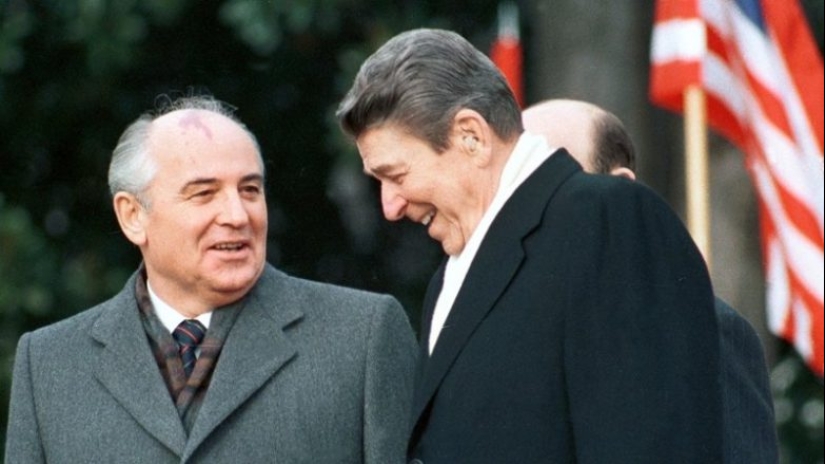 "Russia is outside the law. The bombing will begin in 5 minutes": this and other Reagan jokes