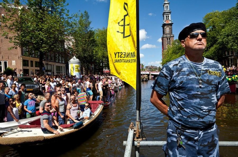 &quot;Russian OMON&quot; participó en el desfile gay en Amsterdam