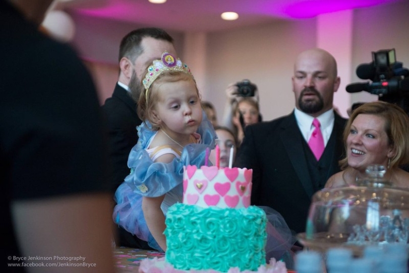 Sabiendo que este es el último cumpleaños de su hija, sus padres organizaron una gran celebración para ella