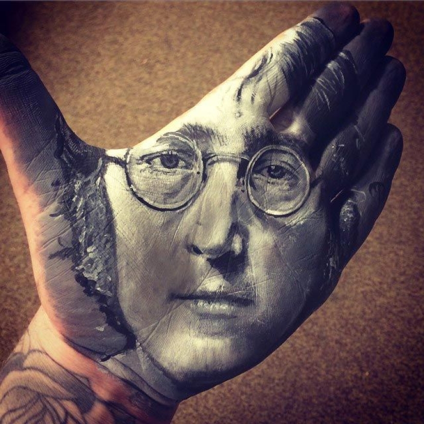 School teacher draws breathtakingly realistic portraits on the palms of his hands and uses them as a stamp