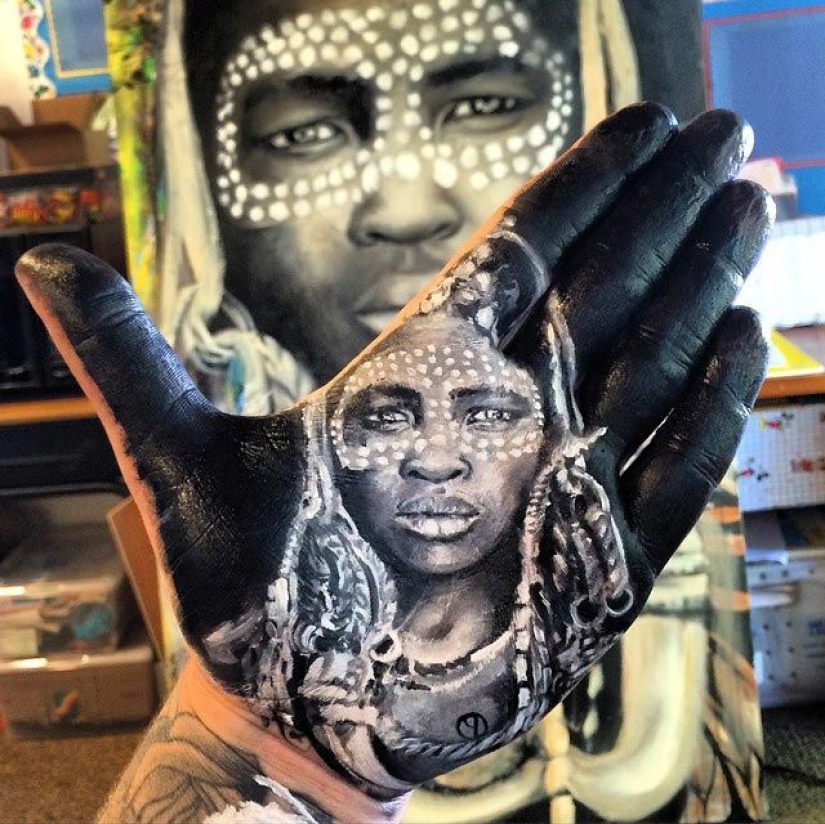 School teacher draws breathtakingly realistic portraits on the palms of his hands and uses them as a stamp