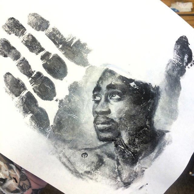 School teacher draws breathtakingly realistic portraits on the palms of his hands and uses them as a stamp