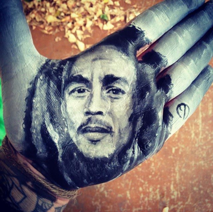 School teacher draws breathtakingly realistic portraits on the palms of his hands and uses them as a stamp