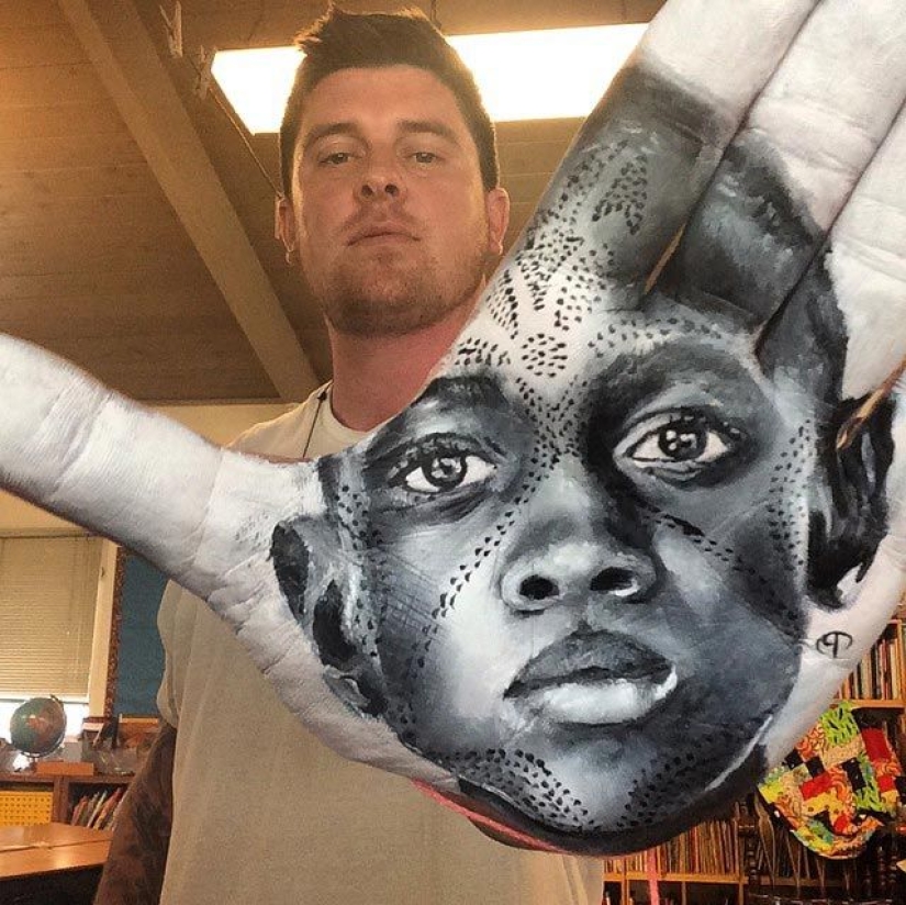 School teacher draws breathtakingly realistic portraits on the palms of his hands and uses them as a stamp