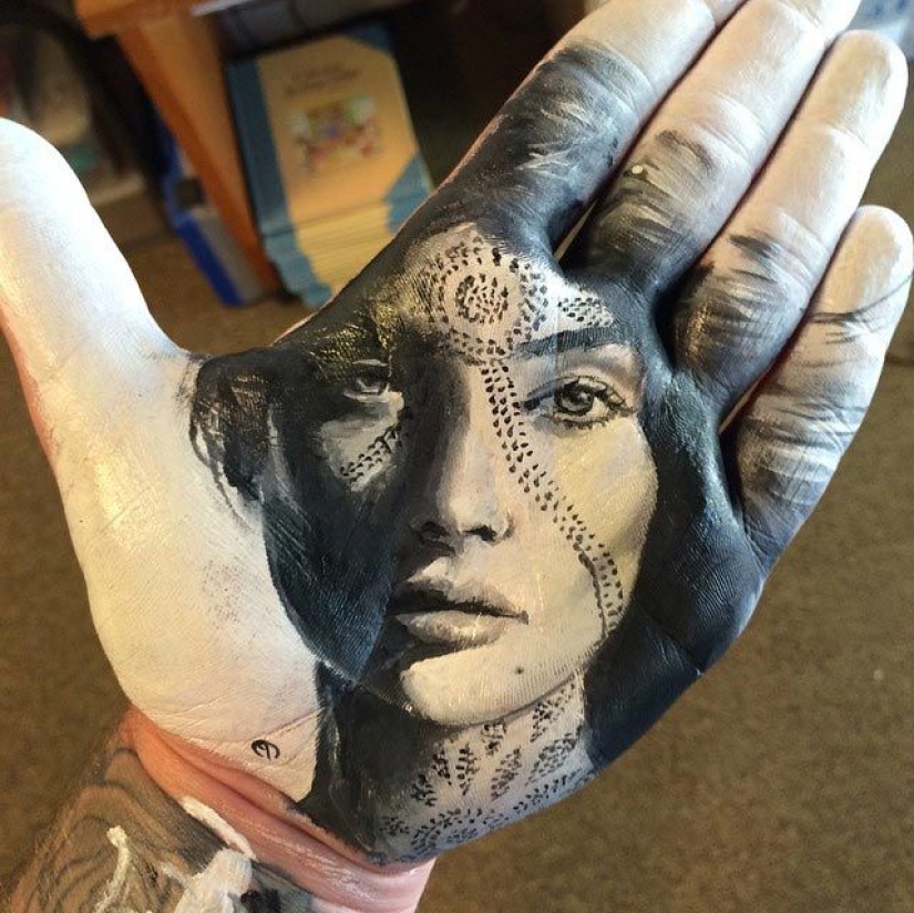 School teacher draws breathtakingly realistic portraits on the palms of his hands and uses them as a stamp