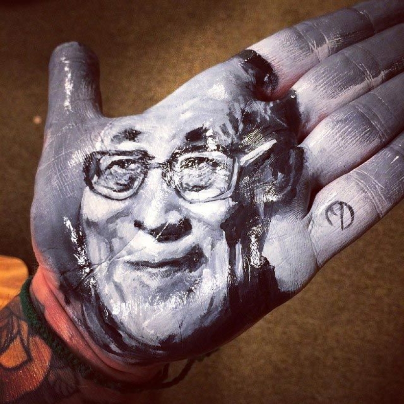 School teacher draws breathtakingly realistic portraits on the palms of his hands and uses them as a stamp