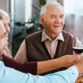 Scientists were shocked by a new discovery: drinking for the elderly is more useful than sports