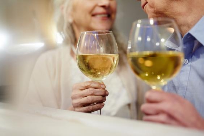 Scientists were shocked by a new discovery: drinking for the elderly is more useful than sports