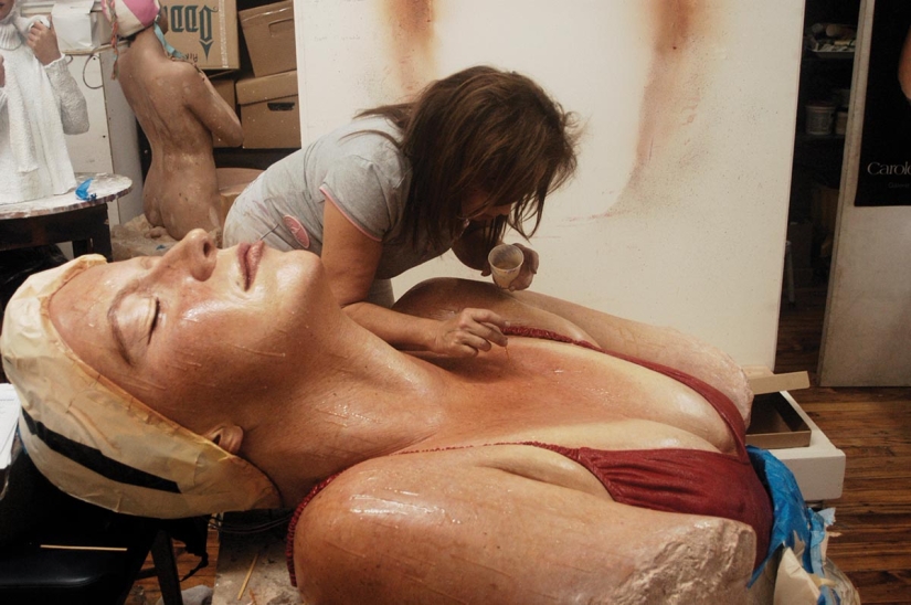 Sculptor Carol Feuerman and her "wet" hyperrealism