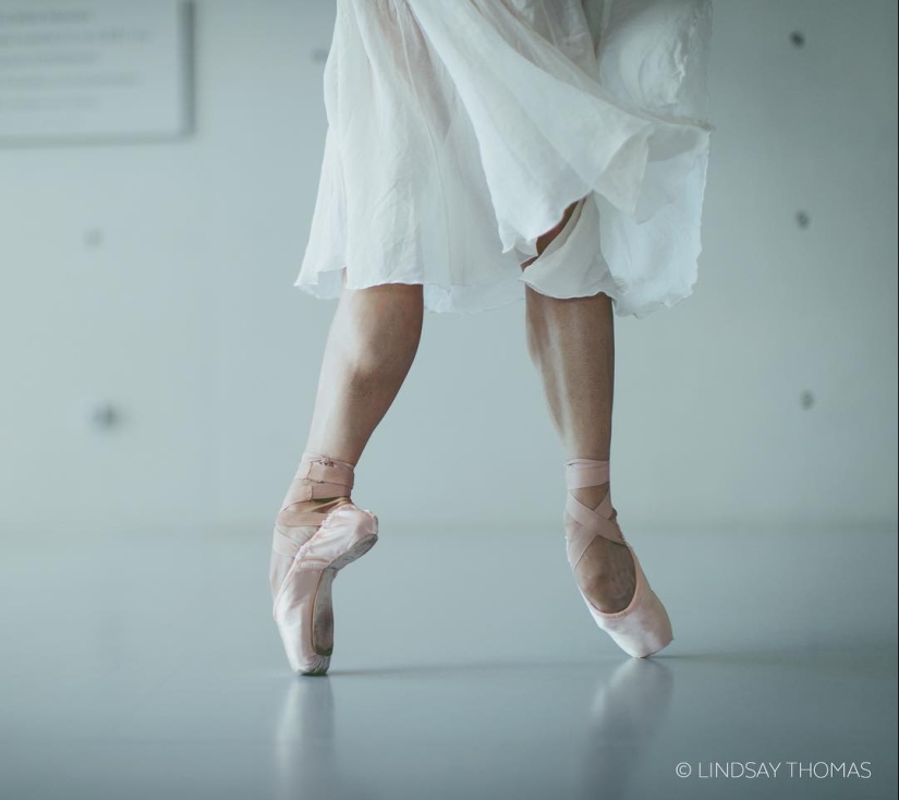 Se cierne sobre el parquet: gracia y la ternura en las fotografías de bailarines de ballet de Lindsay Thomas
