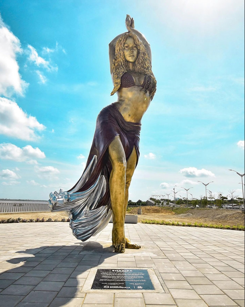 Se inaugura la colosal estatua de Shakira en Colombia y la gente hace el mismo chiste al respecto