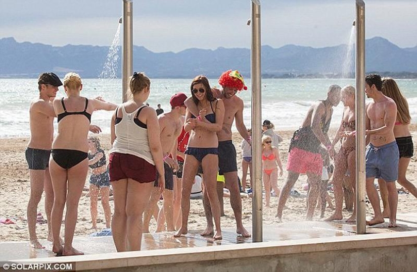 Sea, sun and… too much sangria! British students relax at Saloufest