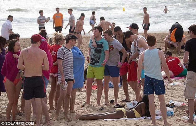 Sea, sun and… too much sangria! British students relax at Saloufest