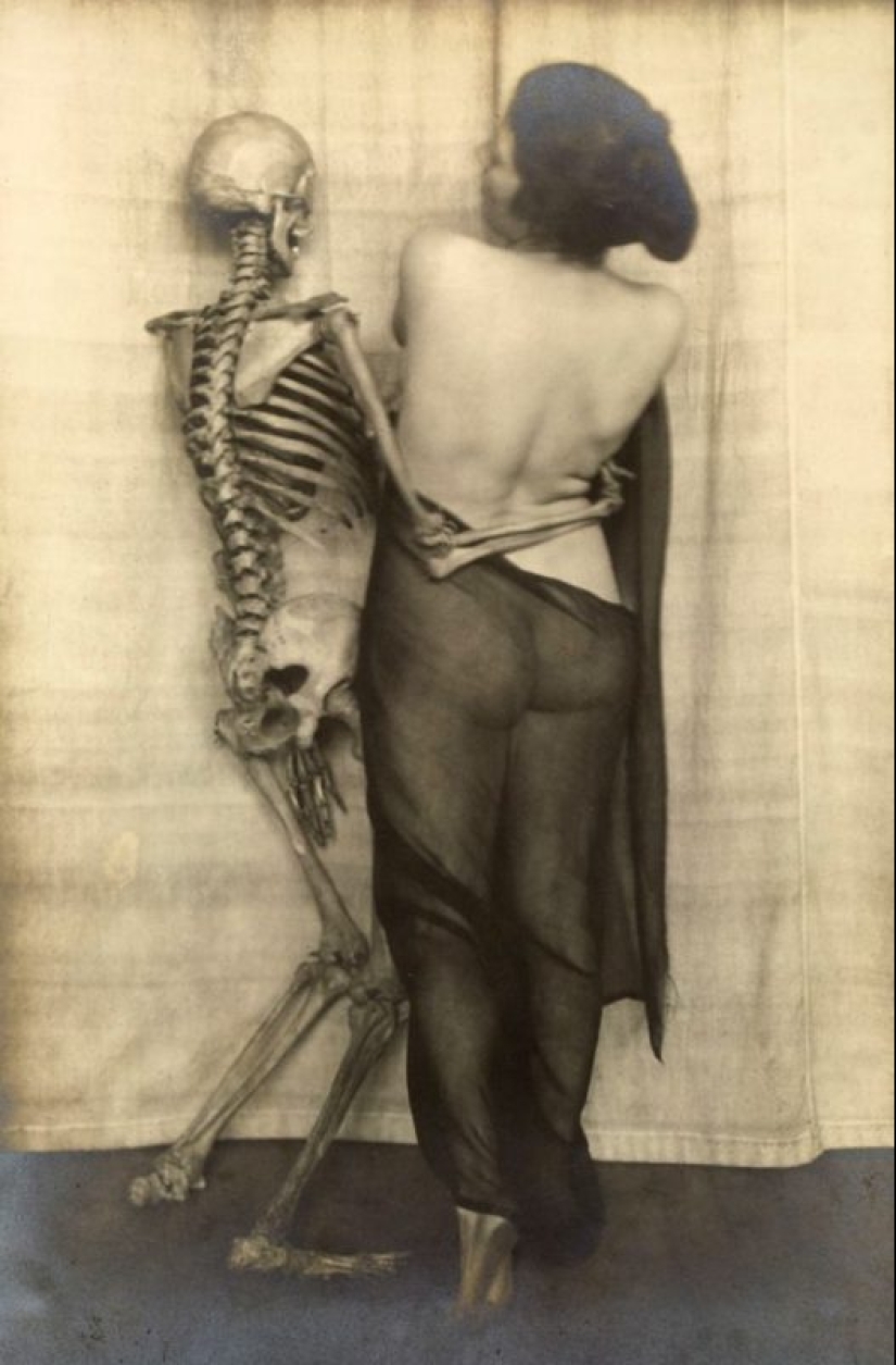 Señora con un esqueleto: un surrealista sesión de fotos Franz Fiedler comienzos de 1920-erótico