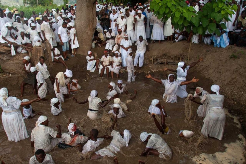 Servants of Spirits: Photographer Explored Voodoo in Haiti for 20 Years