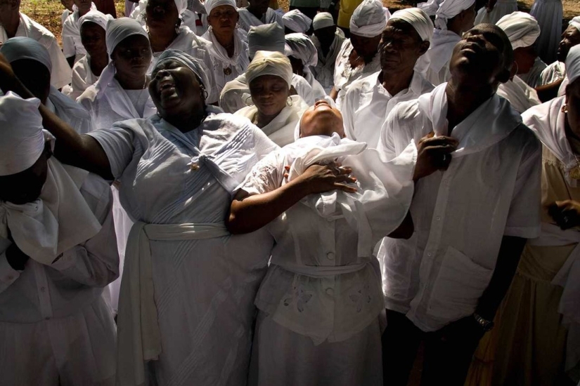 Servants of Spirits: Photographer Explored Voodoo in Haiti for 20 Years