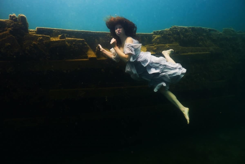 Sesión fotográfica submarina en el agua helada de un lago canadiense: un nuevo récord Guinness