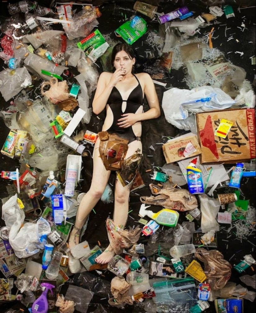 Shocking photos: how much garbage a person produces in just a week