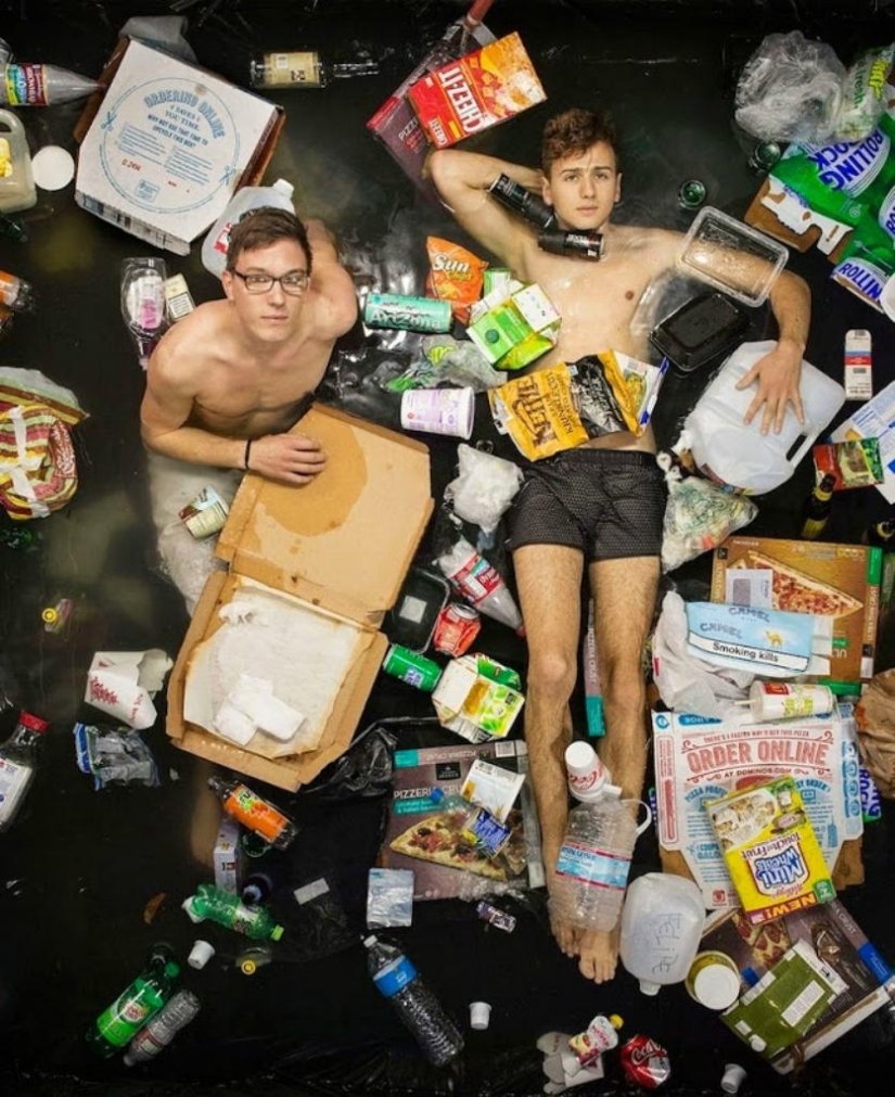 Shocking photos: how much garbage a person produces in just a week