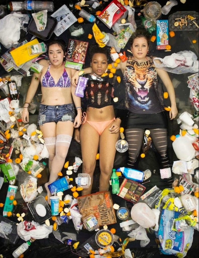 Shocking photos: how much garbage a person produces in just a week