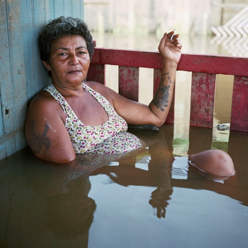 Shocking photos of people in flooded houses
