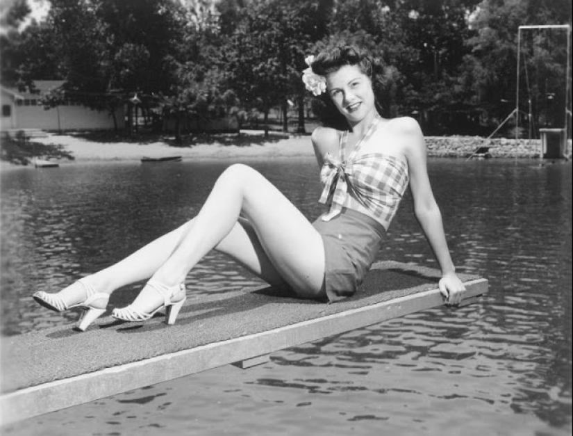 Shorts with a cropped top: the favorite summer outfit of young American women of the 40s
