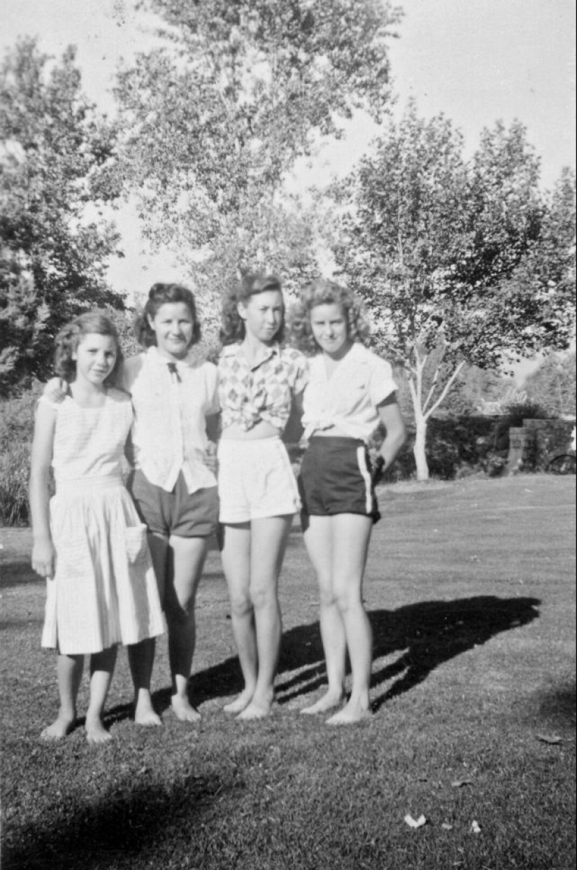 Shorts with a cropped top: the favorite summer outfit of young American women of the 40s