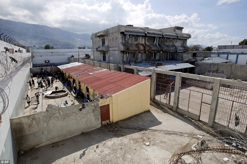 "Si no mueres en este infierno, te volverás loco": dentro de una prisión haitiana gobernada por el hambre, el hacinamiento y las enfermedades