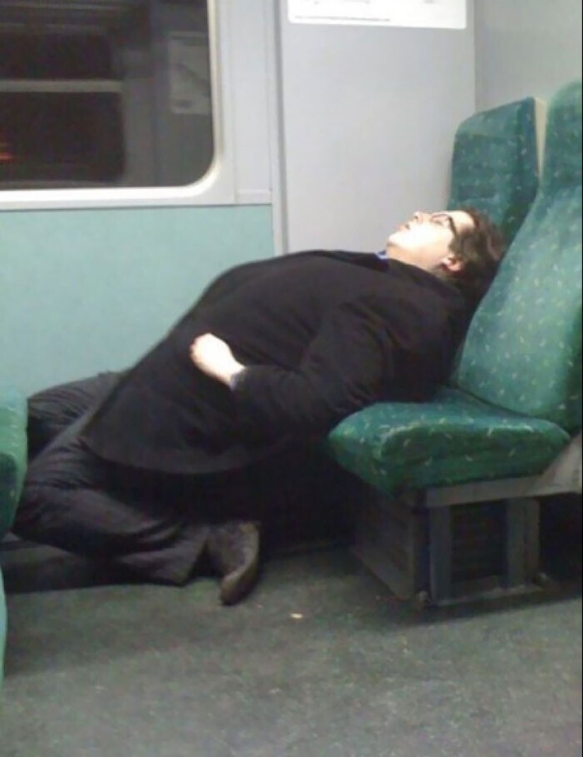 Sleep is sacred: people sleeping in the most ridiculous poses and locations
