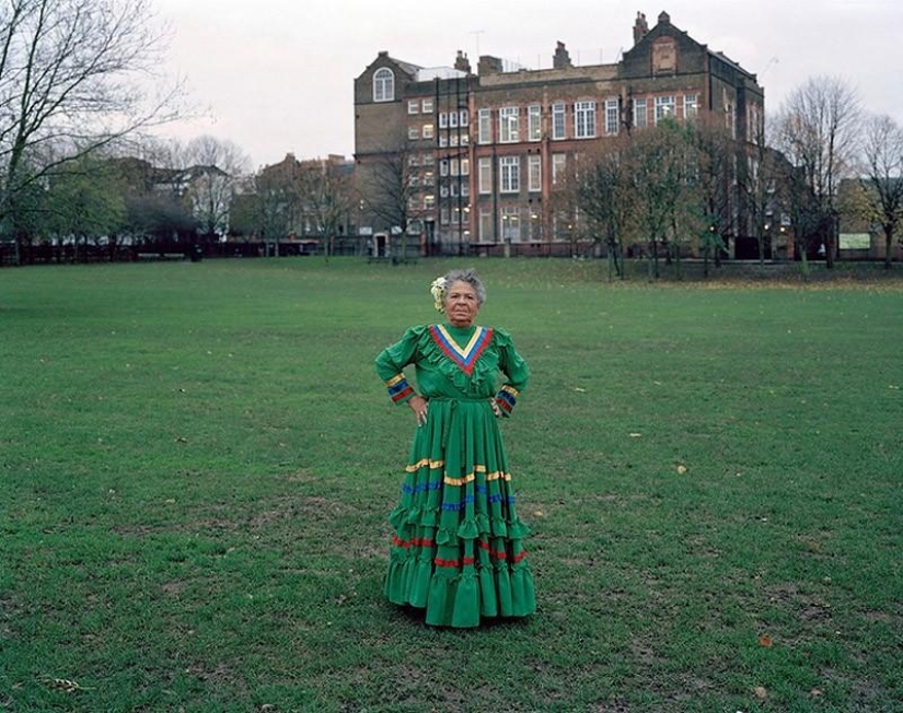 Small worlds of London: emigrants in national costumes