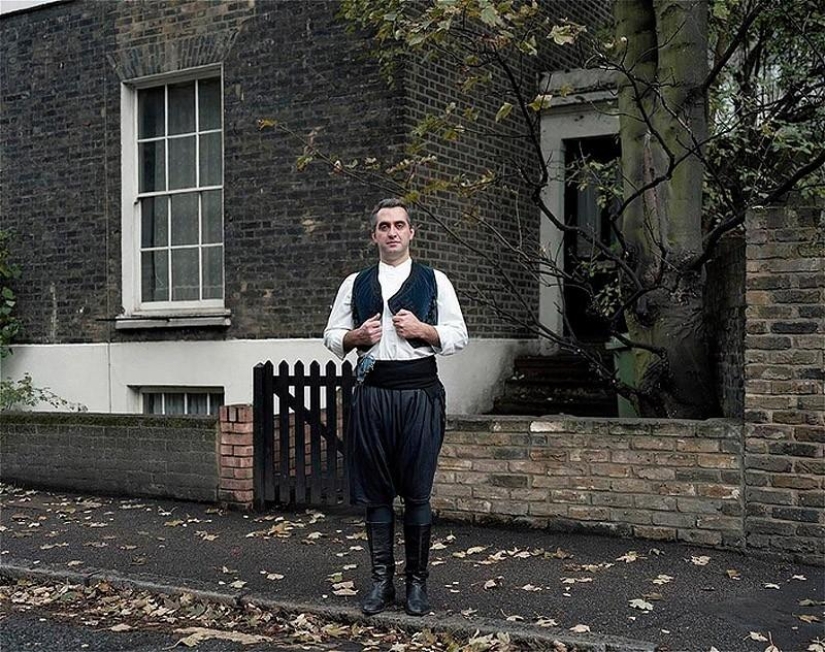 Small worlds of London: emigrants in national costumes