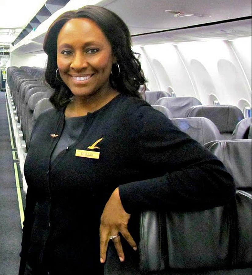Smile and courage — flight attendants who performed a feat in the name of people's lives