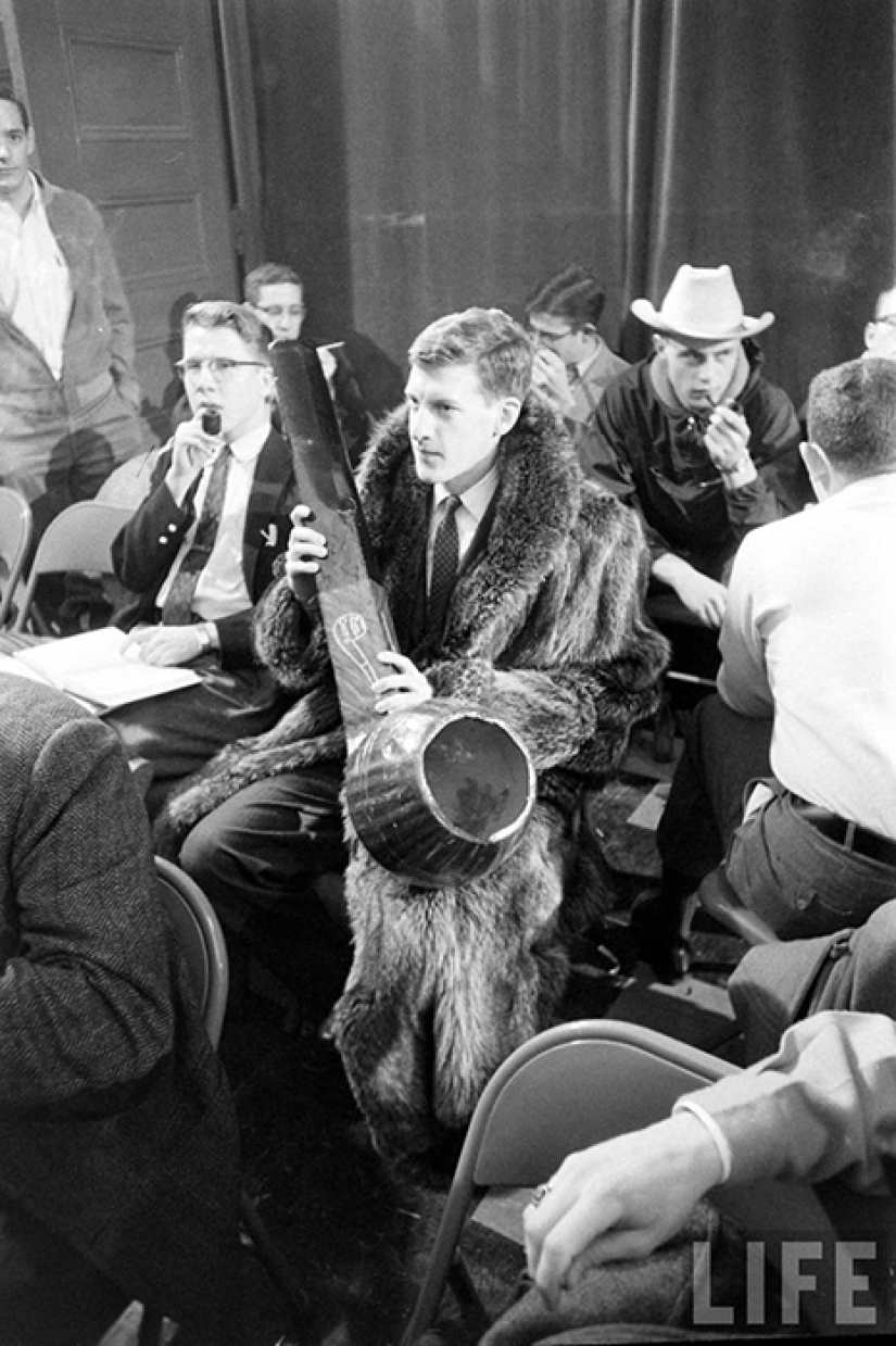 Smoke with a rocker: how the smoking competitions were held in the USA of the 50s