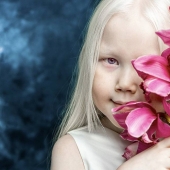 Snow White from Siberia: 8-year-old model with the rarest appearance shocked the Internet