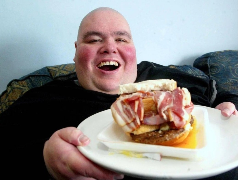 “Sobrepeso por 590 kg”: se tumbó en el sofá todo el día y comió 10 kg de comida al día para convertirse en el más gordo del mundo. ¿Como se veia?